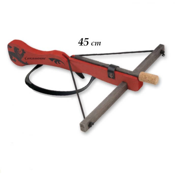 Axe Selection - Venta al por mayor Juguete de madera - Niños - Ballesta de 45 cm: hecha de madera teñida de rojo con estampado de «león negro»
