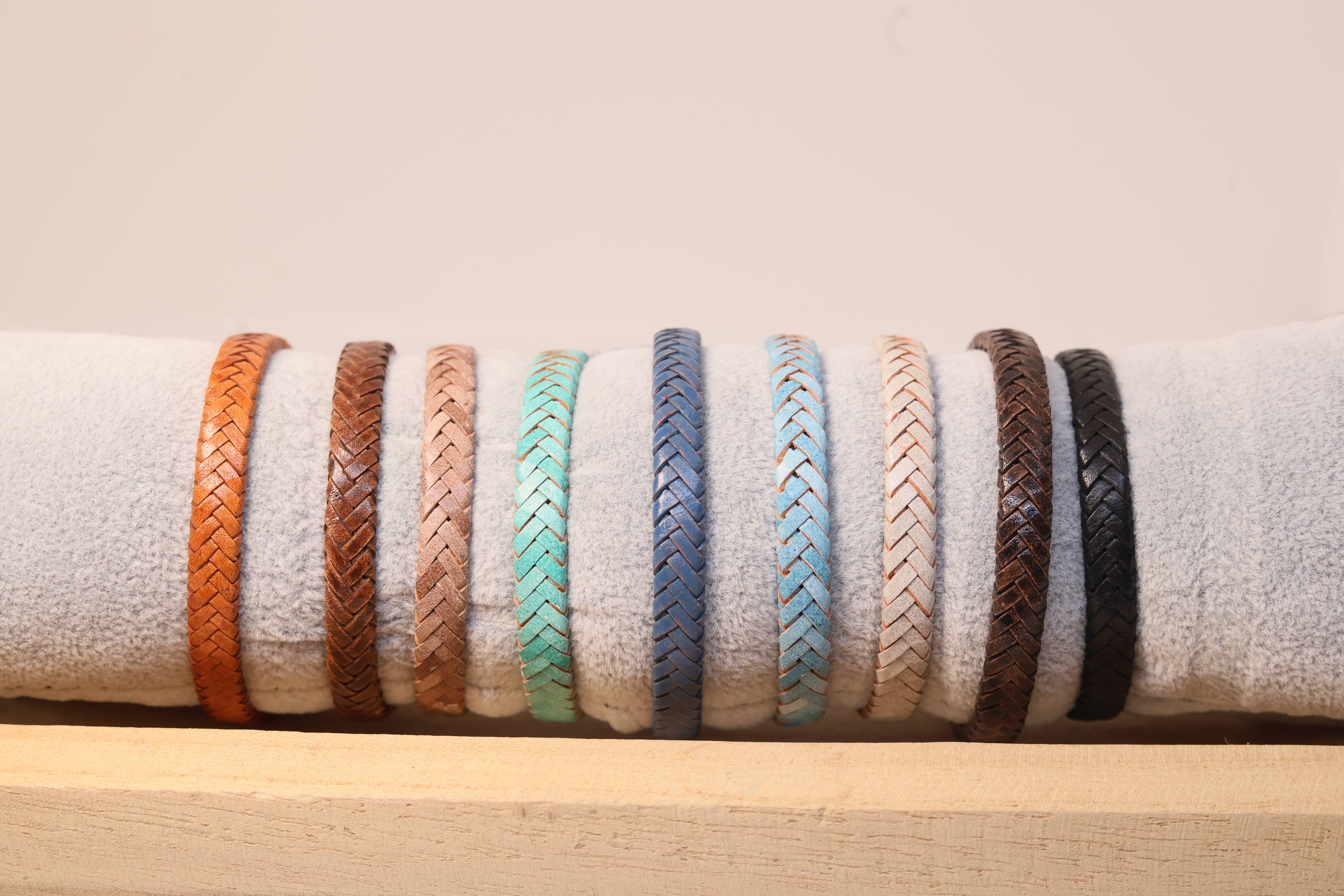 Sun Enterprises B.V. - Wholesale Woven/Braided Bracelet - Oval Braided Leather Bracelet with Silver Lock 4mm3