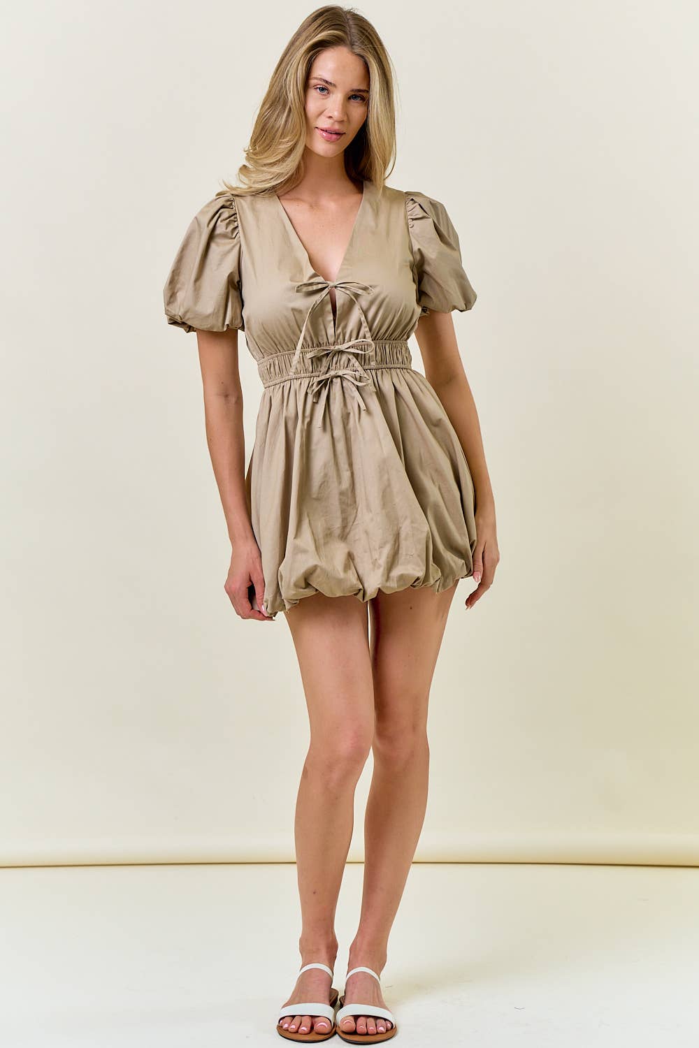 Doe and Rae - Vendita all'ingrosso Vestito - Donna - MINI ABITO CON MANICHE A SBUFFO, LACCIO DAVANTI E ORLO A BOLLA - 28226D14