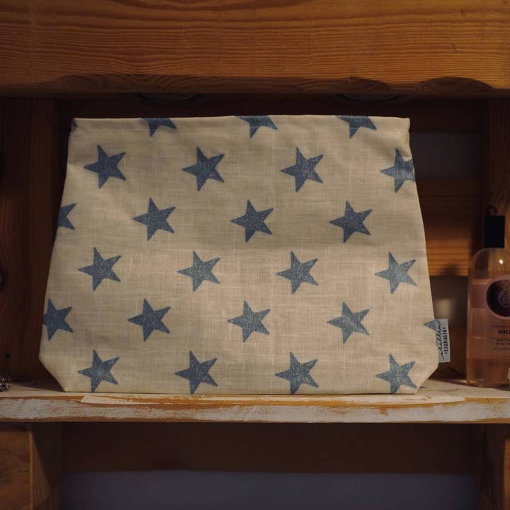 Stor toalettväska i oljetyg med stjärnmönster Chambray, XL för wholesale av ATELIER EINMALIG