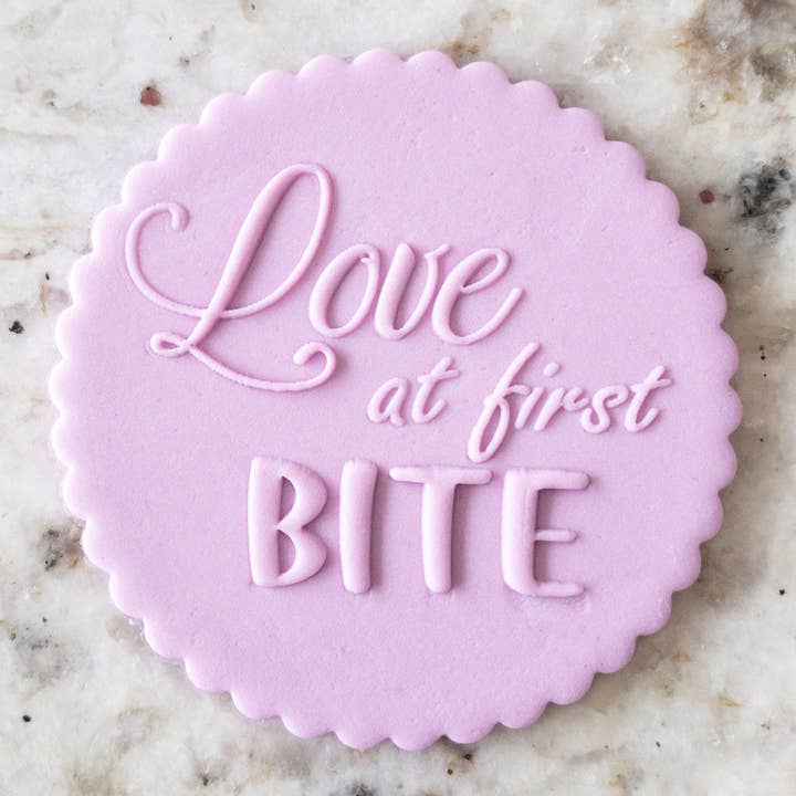 Popup-Stempel mit Aufdruck „Love At First Bite“, Plätzchen-Stempel für den Großhandel von Cut Bake Stamp