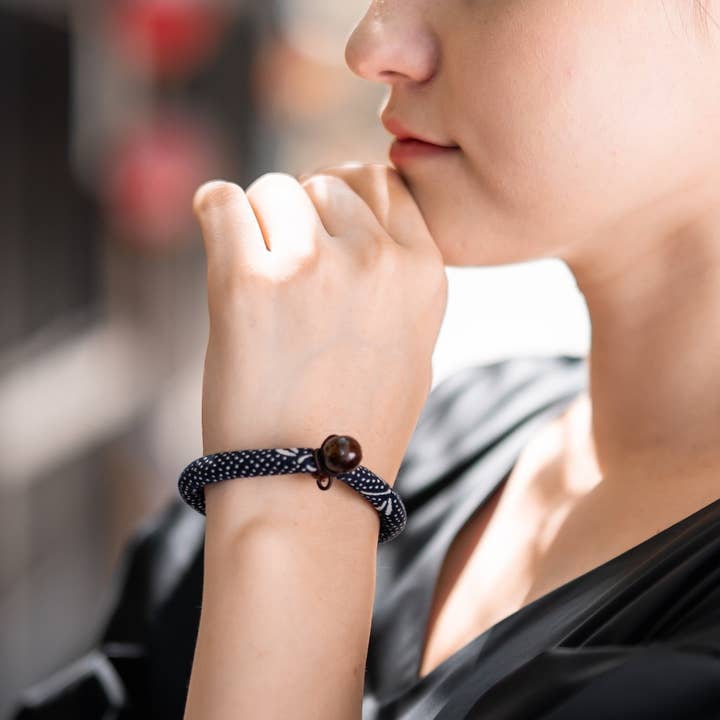 KOTO - Wholesale Woven/Braided Bracelet - Kimono Fabric Bracelet |Navy dragonfly
Pattern made in Kyoto0