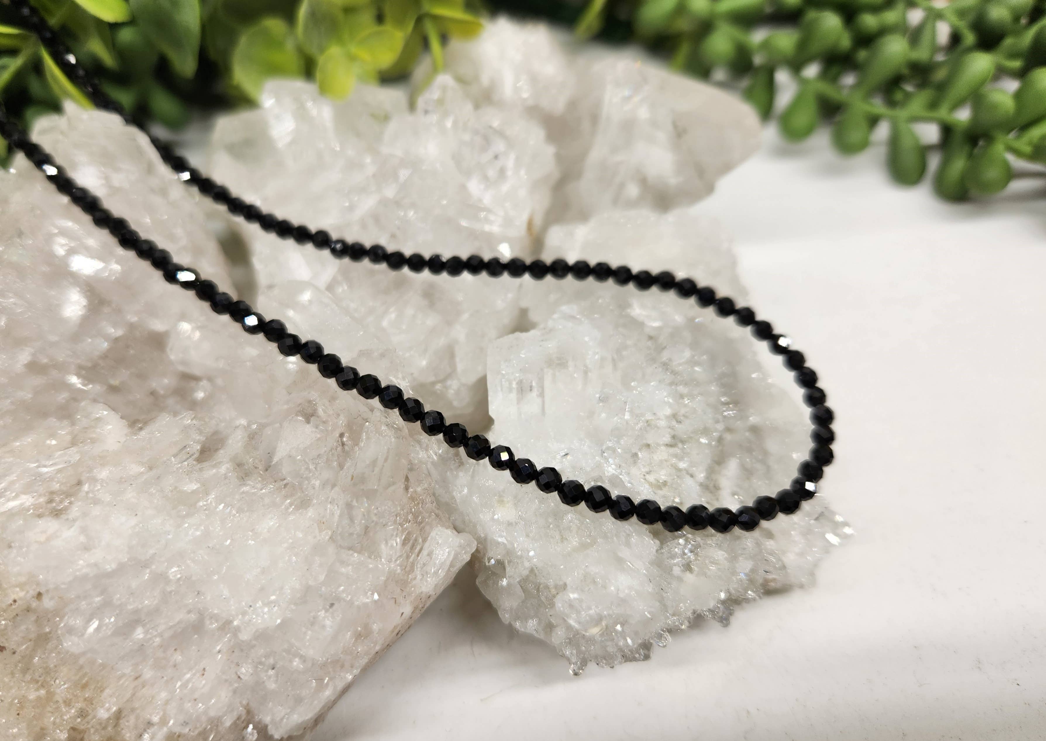 Meraki Gemstones - Vente Collier de perles - Collier en spinelle noir facetté avec éléments couleur argent, perles 3 mm3