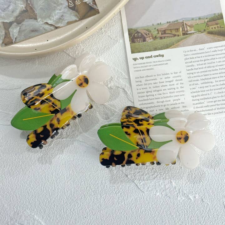 Fermaglio per capelli a forma di margherita leopardata, fermaglio ad artiglio in acrilico a forma di petalo per la vendita all'ingrosso da parte di SoapElenGlen