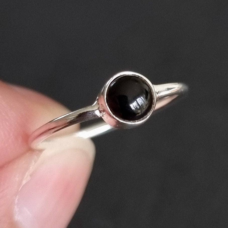 Mistry Gems - Vendita all'ingrosso Anello midi/a fascia - Anello impilabile unisex con onice nero rotondo da 5 mm | Argento sterling4