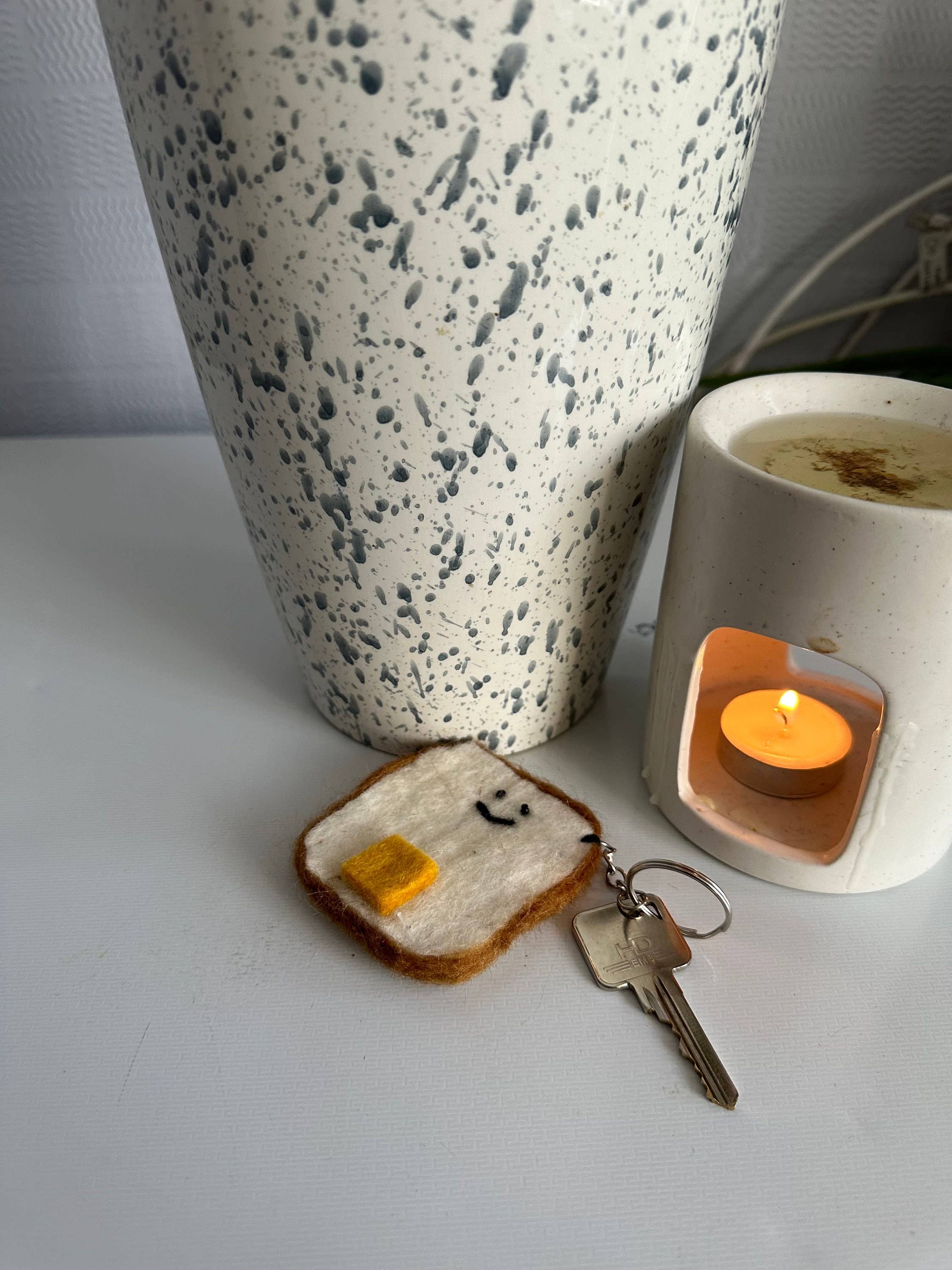 Funky Yak Ltd – wholesale Nyckelring - Unisex – Handgjorda nyckelringar i filt med bröd och smör1