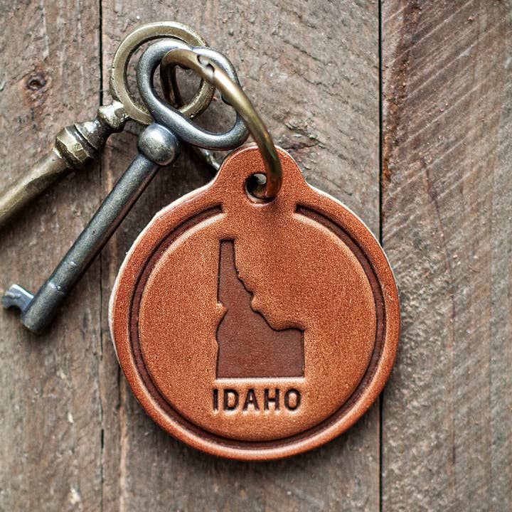 Porte-clés rond en cuir avec silhouette de l'État de l'Idaho pour la vente par Sugarhouse Leather