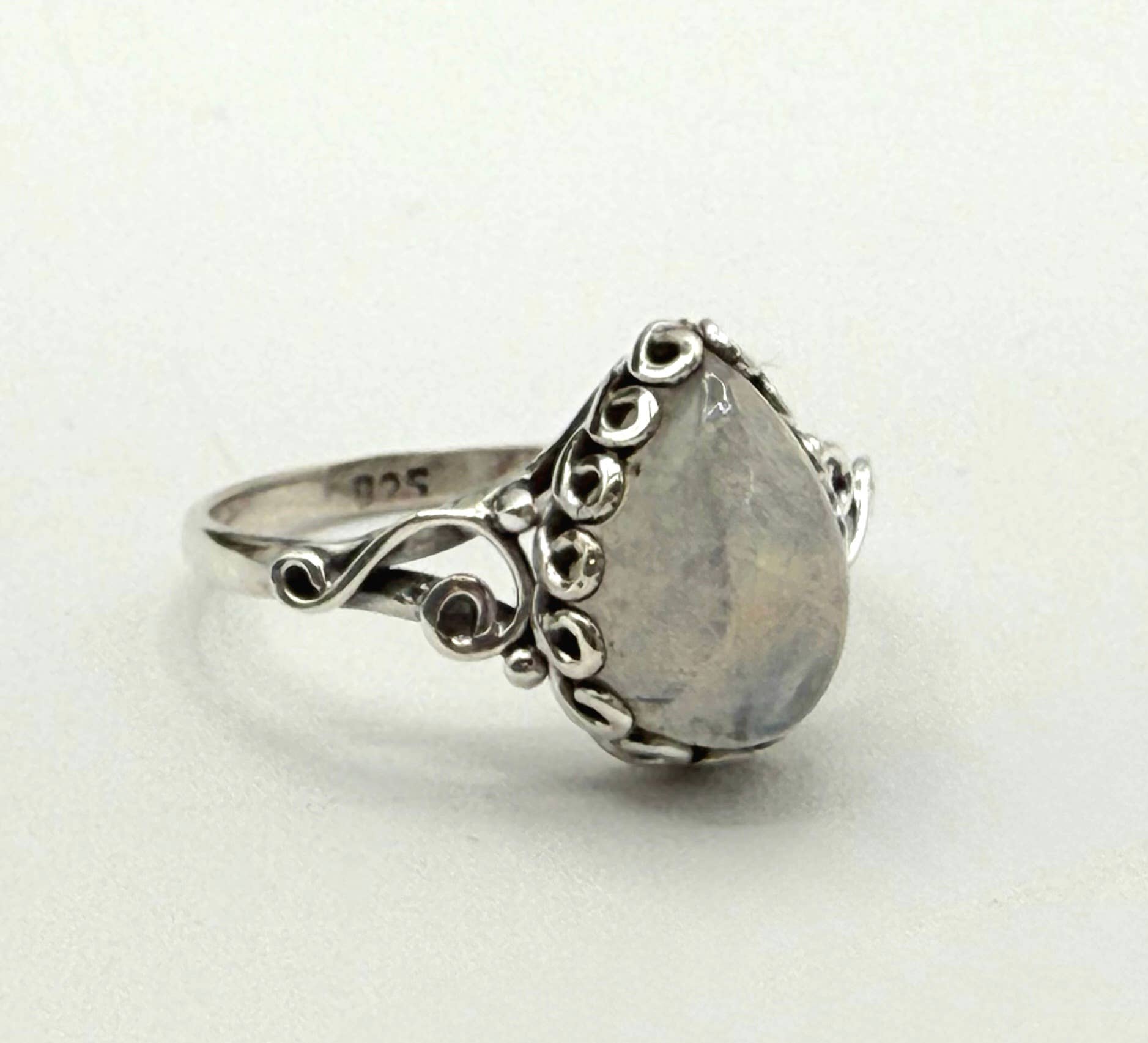 Meraki Gemstones – Engroshandel Solitairering – Meraki Gemstones Regnbue-månestensring i 925 sterling sølv1