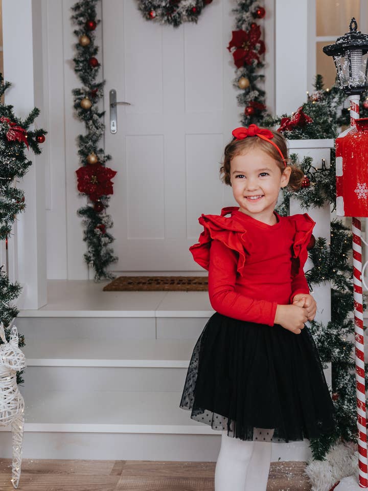 Kersrood kerstshirt voor meisjes met ruches op de schouders voor wholesale door Petiteaude