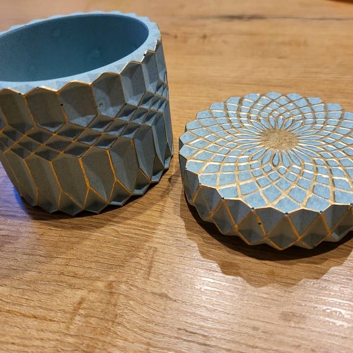 Boîte à bijoux peinte à la main avec couvercle pour la vente par Resin Art by Lilian