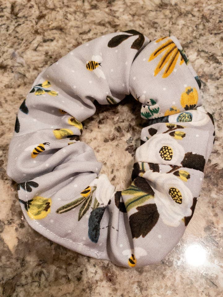Scrunchie met hommel en bloemen voor wholesale door Art By Vivian Rodarte