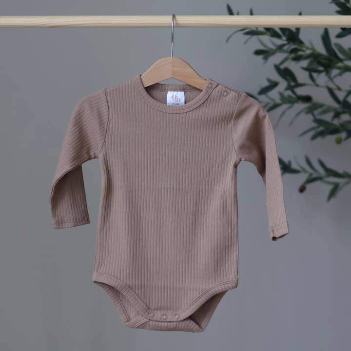 Geribbelde Caramel Bodysuit voor wholesale door Belle + Bea Basics