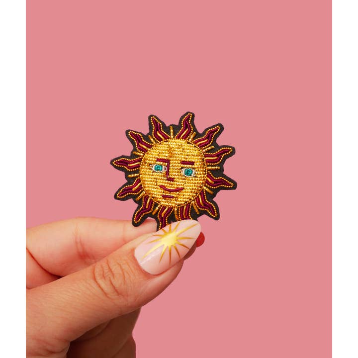 MALICIEUSE – Großhandel Broschen – Handgemachte Sonnenbrosche mit Cannetille-Stickerei – Mystic4