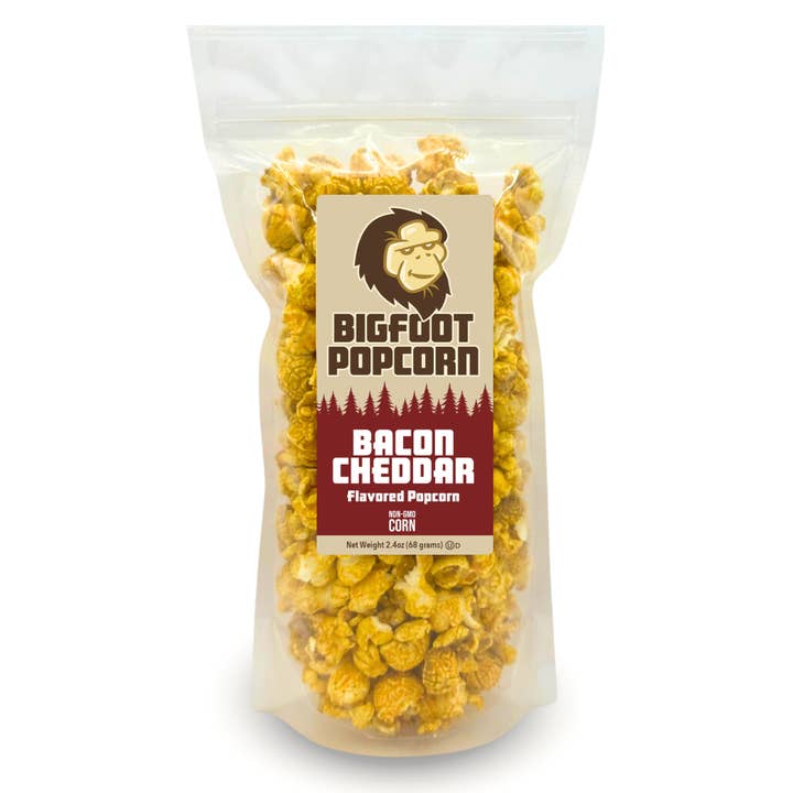 Maïs soufflé gourmet au bacon et cheddar pour la vente par Bigfoot Popcorn