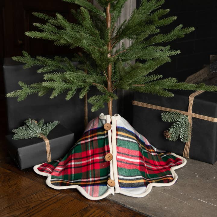 Ragon House - Wholesale Tree Skirt - 28" WHITE TARTAN TREE SKIRT W/ SCALLOPED EDGE