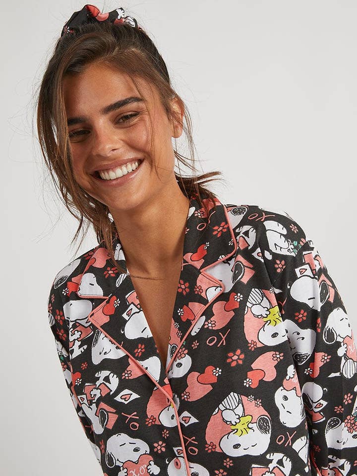 Peanuts x Skinnydip Snoopy Love Pyjama-Set für den Großhandel von Skinnydip London