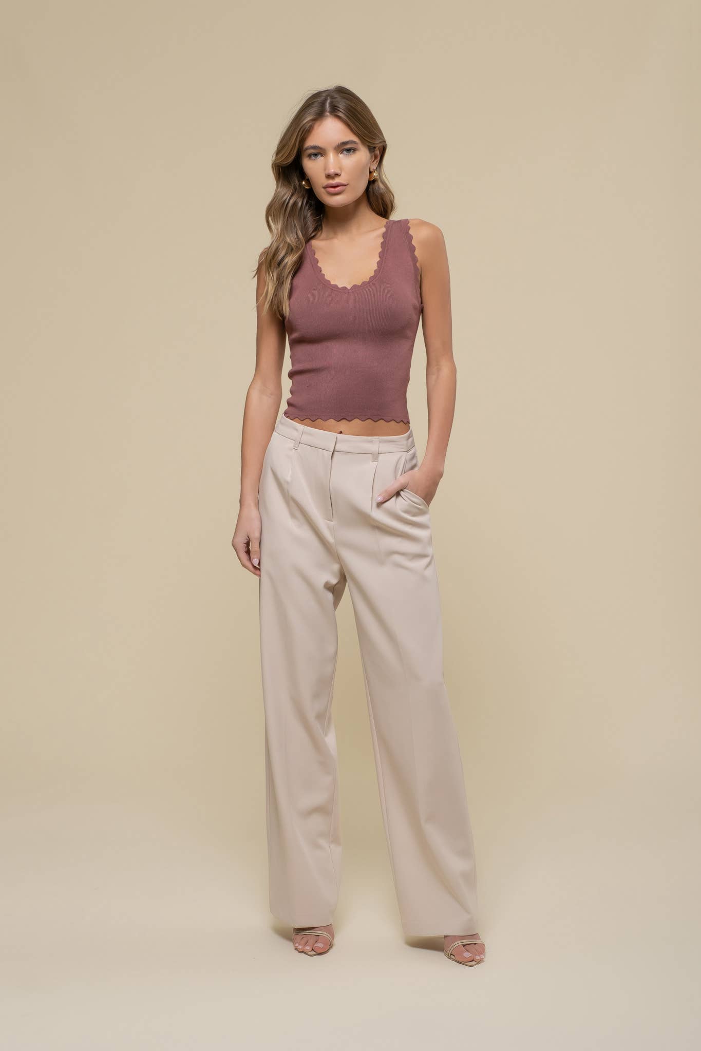 The Workshop Studio – wholesale Stickad topp - Dam – ÄRMLÖS TRÖJA MED KAMMUSSLINGSKANT STICKAD CROP TOP70