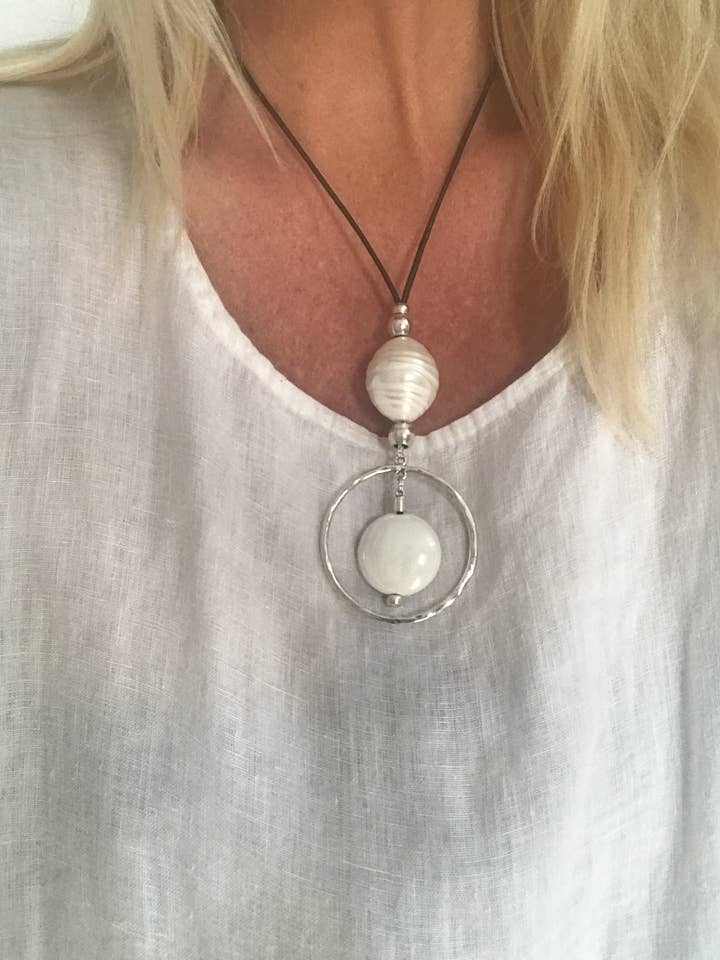 Collier fait main en cuir avec grande perle pour la vente par myDemimore