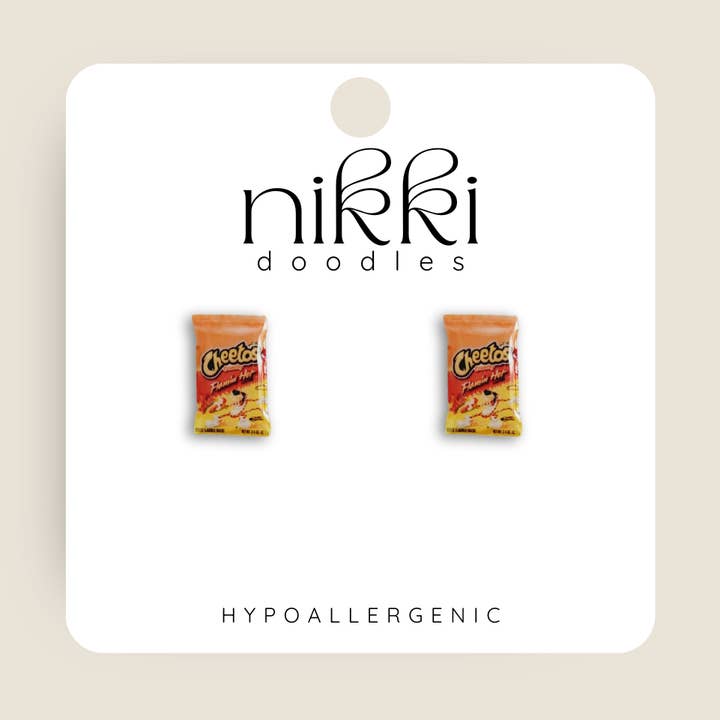 Orecchini a bottone Flamin' Hot Cheeto Chip Snack Novelty per la vendita all'ingrosso da parte di Nikki Doodles