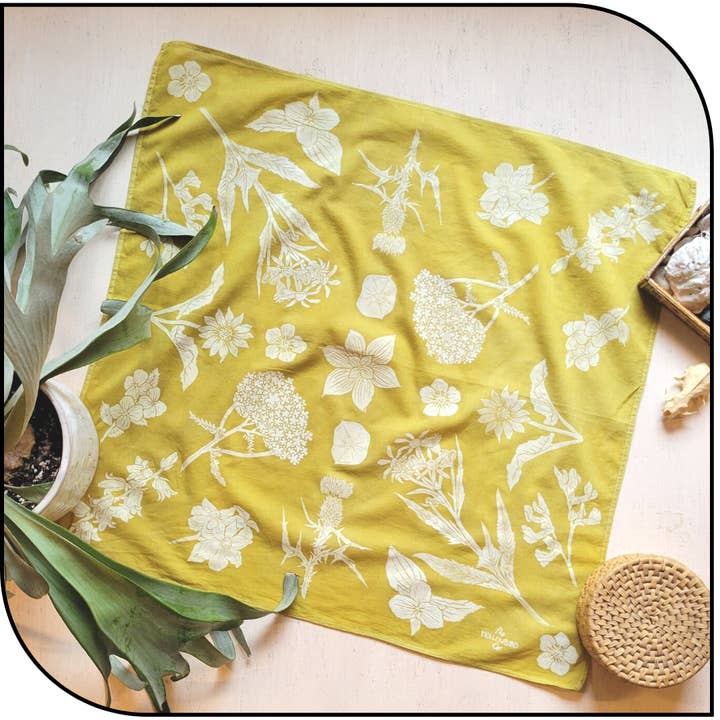Bandana en coton biologique imprimé à la main Wildflower pour la vente par The Hollowbird