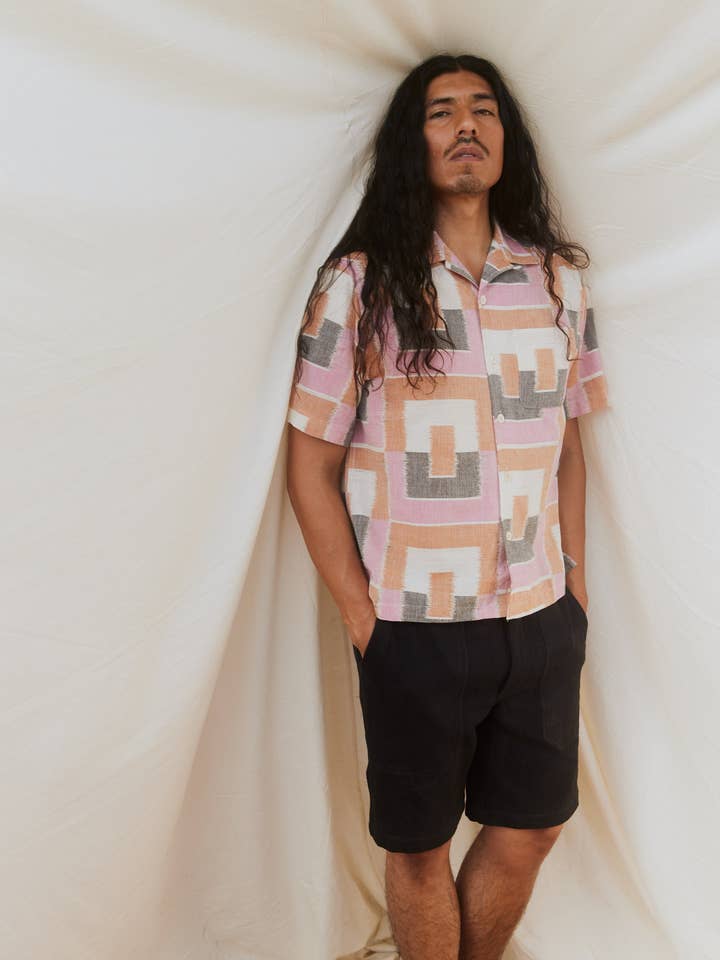 CHEMISE DE CAMP KHUSHI EN COTON KORA AVEC BLOCS IKKAT EN ROSE pour la vente par Umber and Ochre