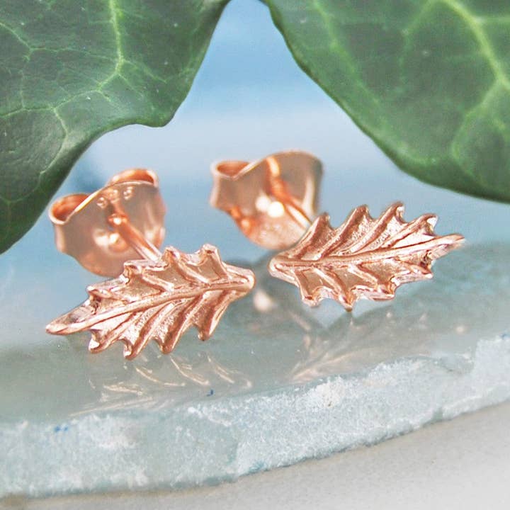Holly Leaf Ohrstecker aus Roségold für den Großhandel von Otis Jaxon London