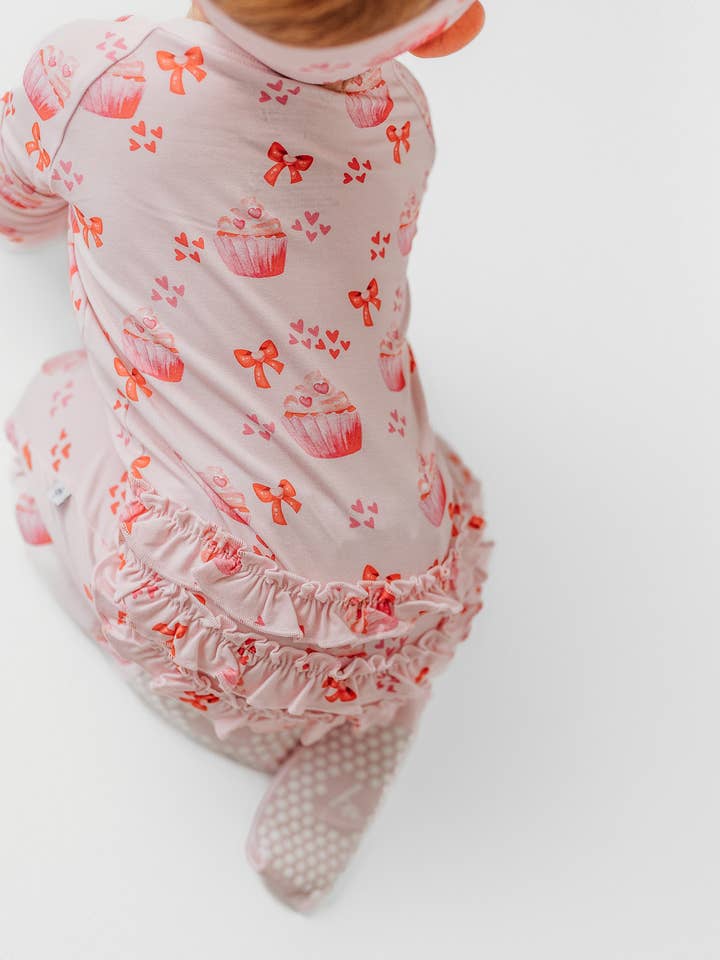 Kenna & Mav – wholesale Byxdress - Baby – Muffins och rosetter Ruffle Bamboo Onesie1