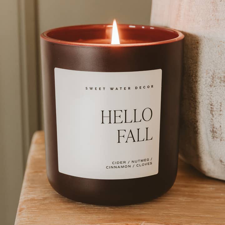 Candela di soia Hello Fall da 15 oz, barattolo opaco - Fall Decor per la vendita all'ingrosso da parte di Sweet Water Decor