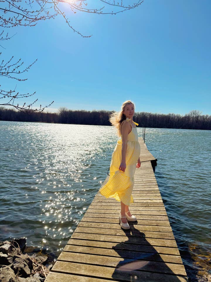 Robe Sofia gingham jaune et blanc pour la vente par Rubis Pastel