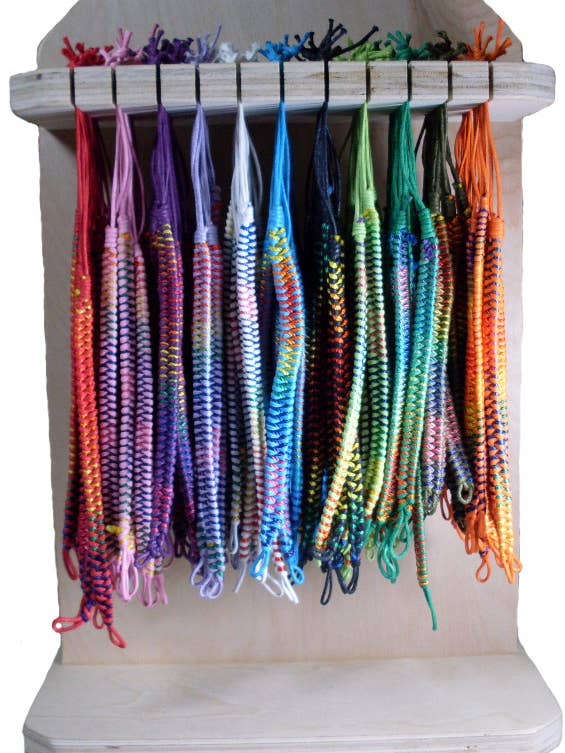 Préemballage de bracelet de souhait en fil multicolore - 150 pièces+présentoir pour la vente par Magic Touch Corp