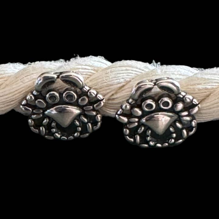 Boucle d'oreille en forme de crabe et clou en argent sterling pour la vente par Jackie Gallagher Designs - Handmade Coastal Jewelry