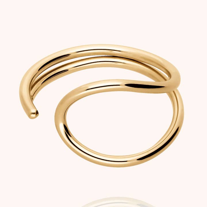 Konturbrev E ring - laminerat gult guld för wholesale av Atelier Paulin