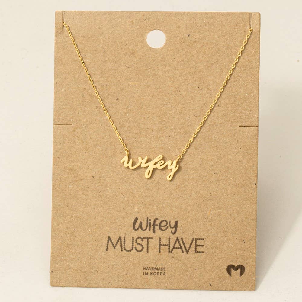 Fame Accessories – Großhandel Kette mit Anhänger/Charm – Vergoldete "Wifey" Handgeschriebene Anhänger-Halskette1