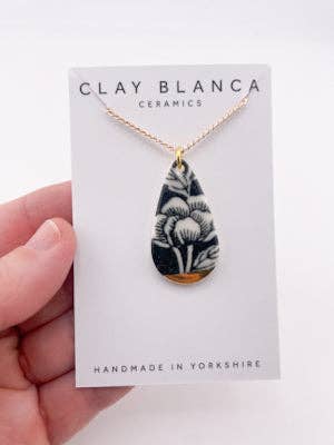 Svart Kina Tårdroppe Hängsmycke Halsband med guldtopp för wholesale av Clay Blanca