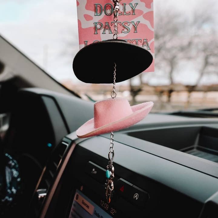The Front Porch Label - Vendita all'ingrosso Ciondolo decorativo per auto - Donna - Ciondolo per specchietto retrovisore a forma di cappello da cowboy nero e rosa7