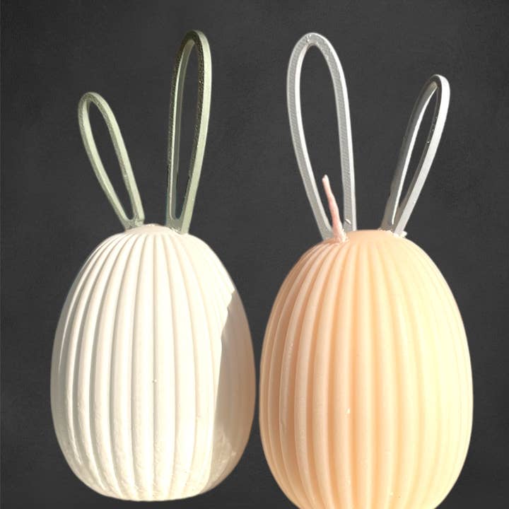 Bougie œuf de Pâques unique avec oreilles de lapin amovibles pour la vente par AtelierCMXII