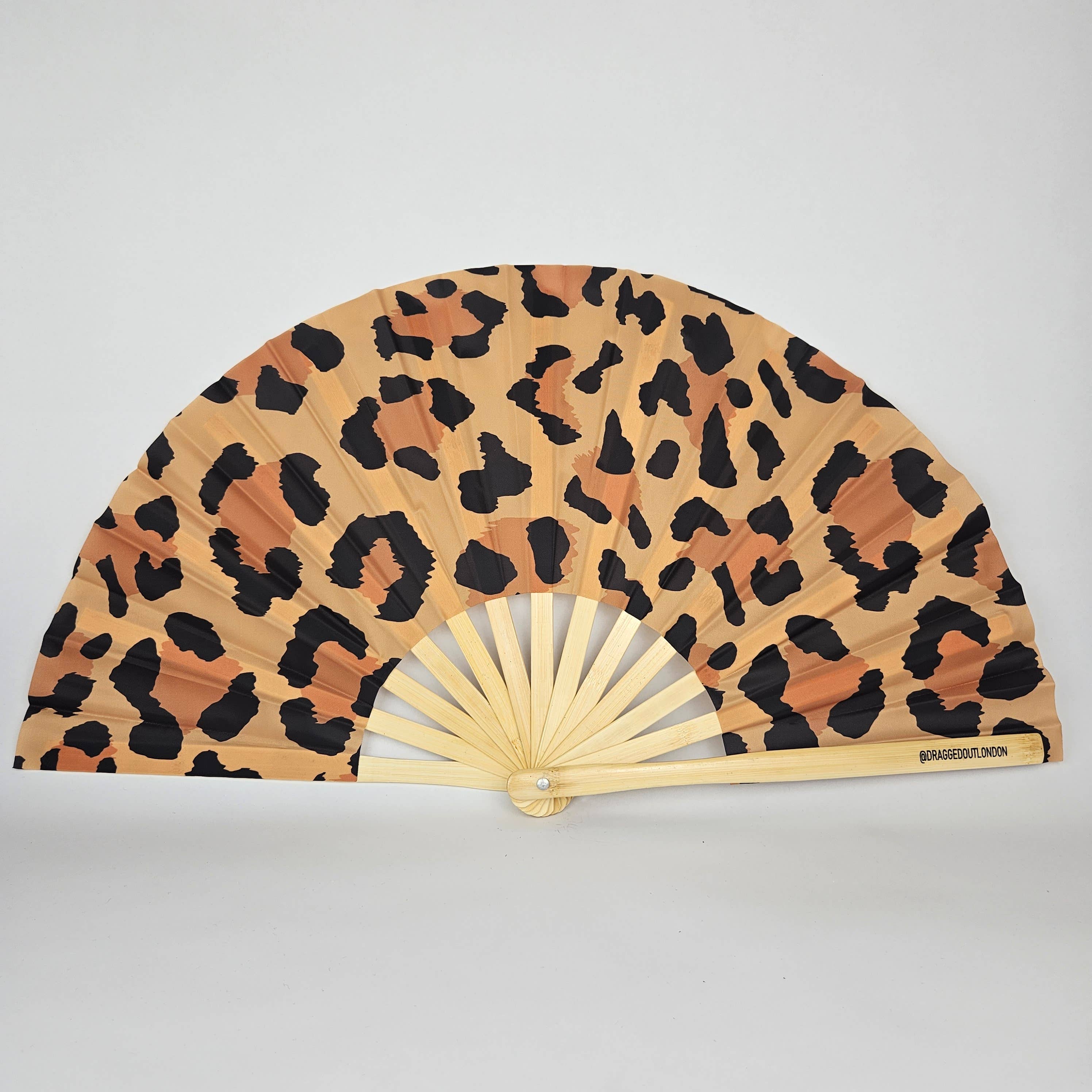 Dragged out – Großhandel Handfächer – Leopardenmuster Bambus-Klack-Fächer1