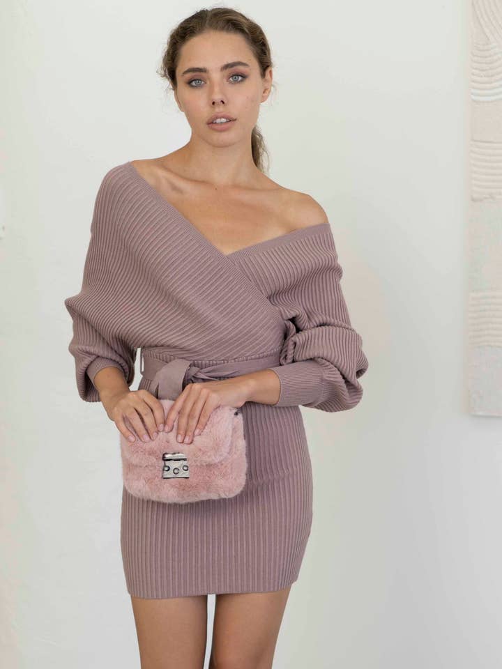 Paarse gebreide jurk met drop shoulder voor wholesale door Hope Horizon LLC