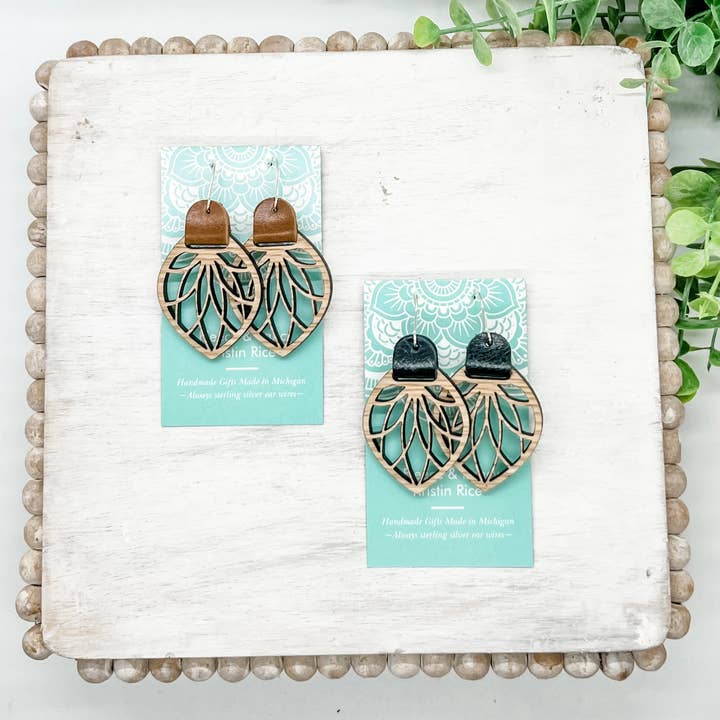 Fleece & Fancy – wholesale Hängande örhängen – Laser Cut Läderrem Filigran Trä Örhängen4