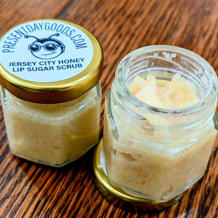 Honning Mandel Luxe Læbesukker Skrub, 1,5 oz. Mini Glas Krukke for engroshandel hos Present Day Goods