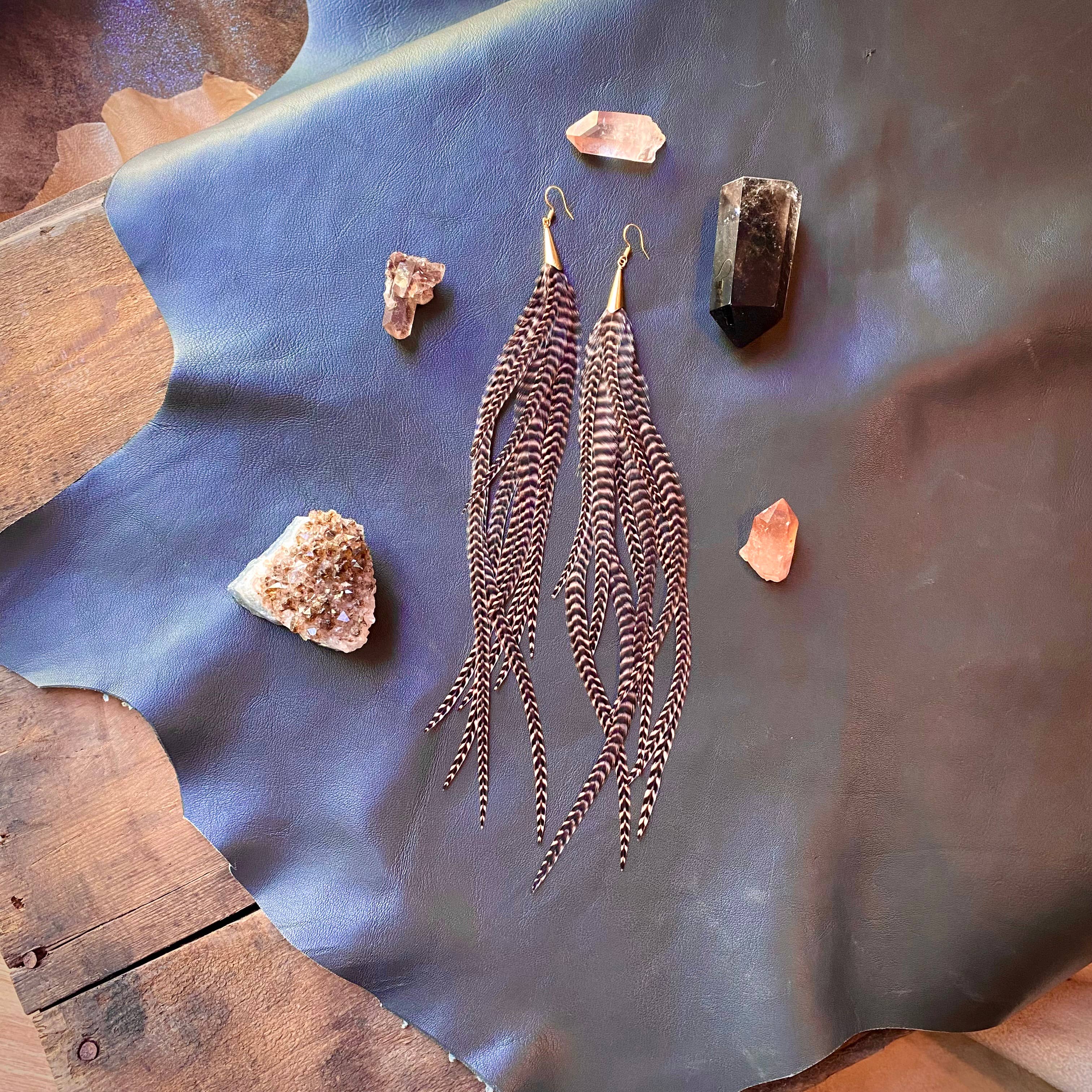 ASTALI – Großhandel Quasten-Ohrring – Lange Ohrringe mit Federn und Kegel — Coral Grizzly/Gold, Western9