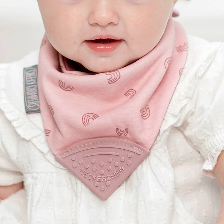 Neckerchew haklapp med bitring - Rainbow Rose för wholesale av Cheeky Chompers UK