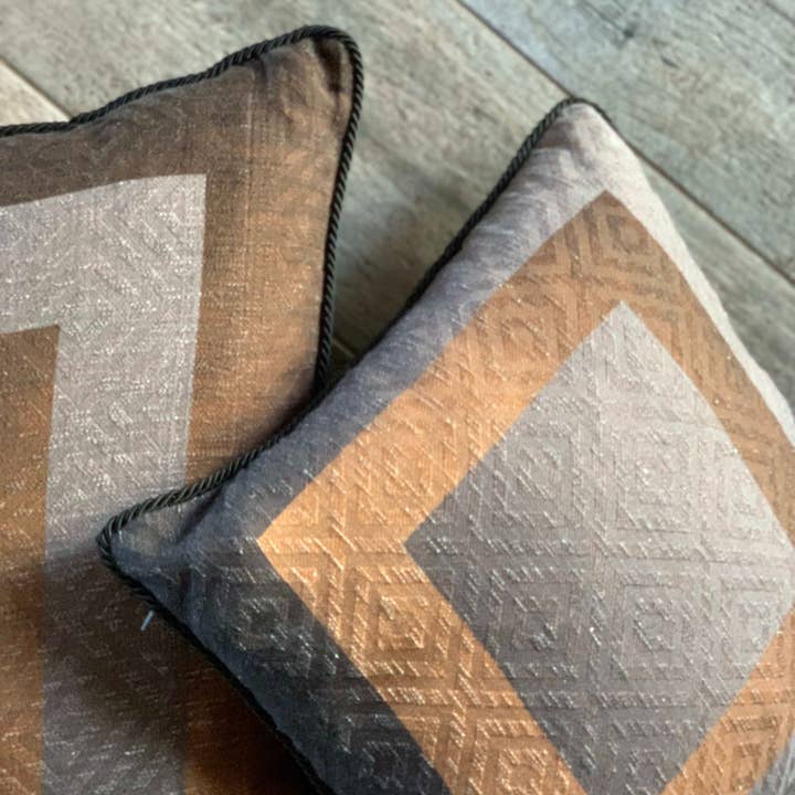 Trykt bomuld linned pude med grå og brune skyggefulde rammer Cod 517 for engroshandel hos C.C.&Co.Srl