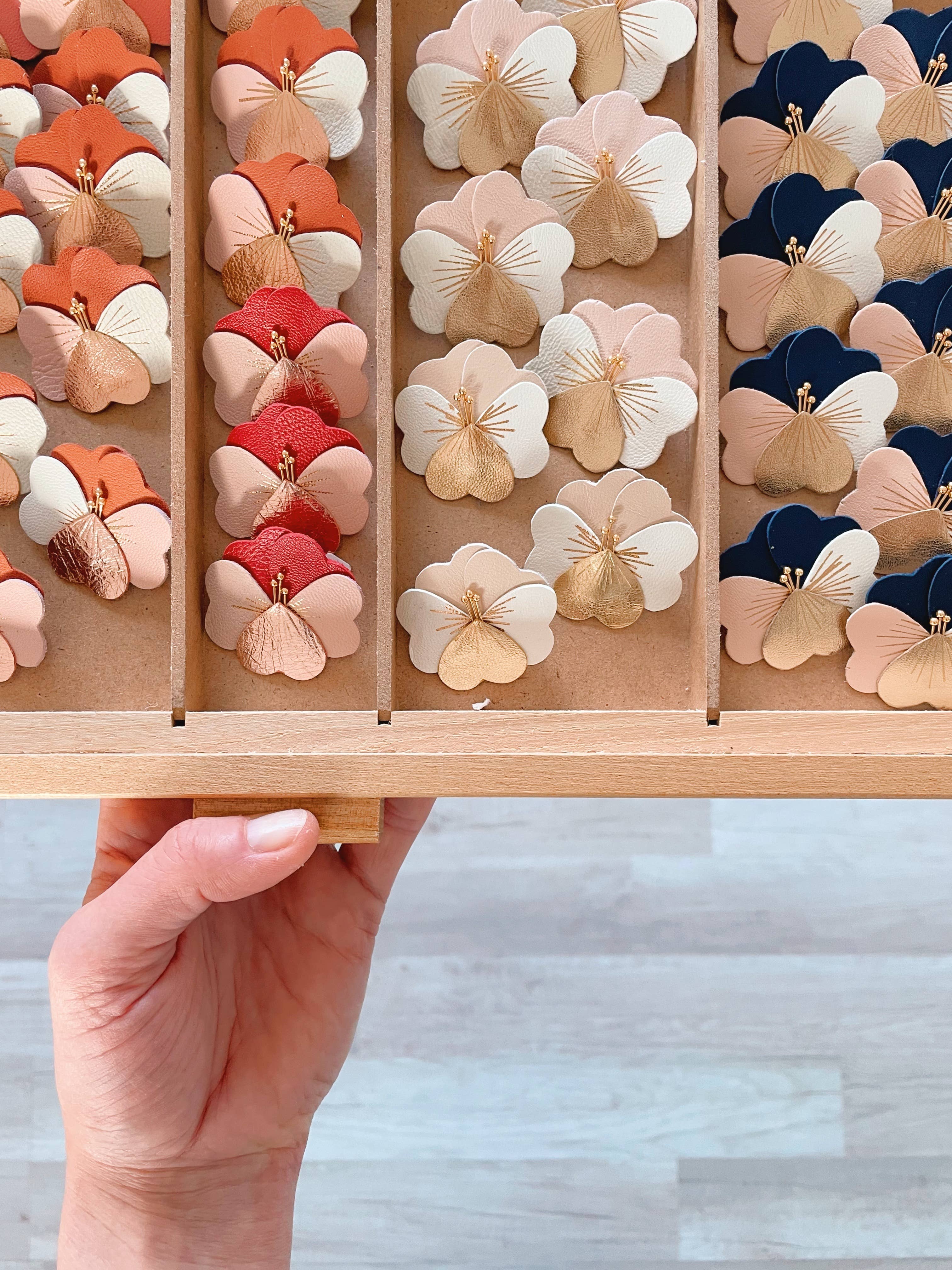 du vent dans mes valises - Wholesale Brooch - Elegant thoughtful handmade brooch, upcycled leather flower3