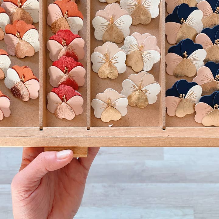 du vent dans mes valises - Wholesale Brooch - Elegant thoughtful handmade brooch, upcycled leather flower3