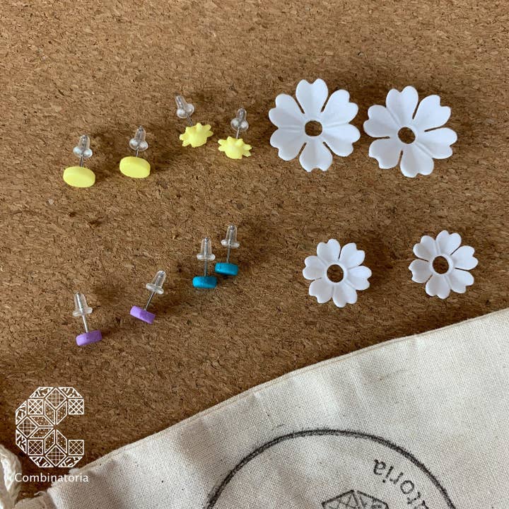 Ensemble de boucles d'oreilles modulaires imprimées en 3D florales Primerose pour la vente par Combinatoria