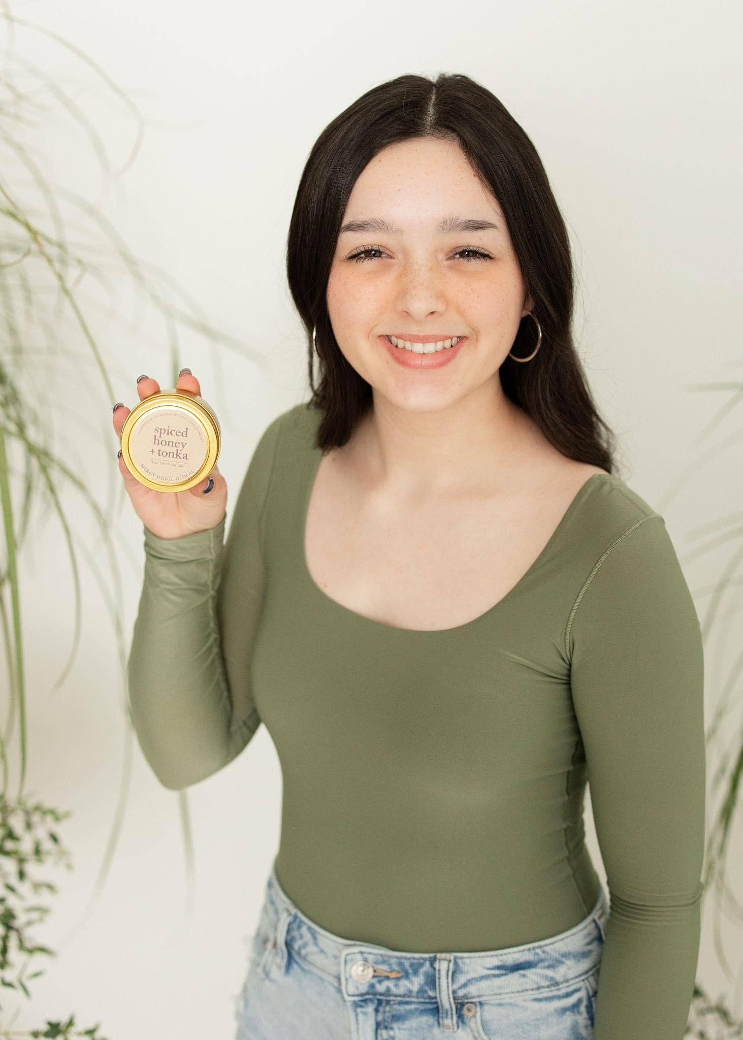 Mercy House Global - Venta al por mayor Velas en tarros - Vela de Miel Especiada y Tonka | Lata de 3 oz2