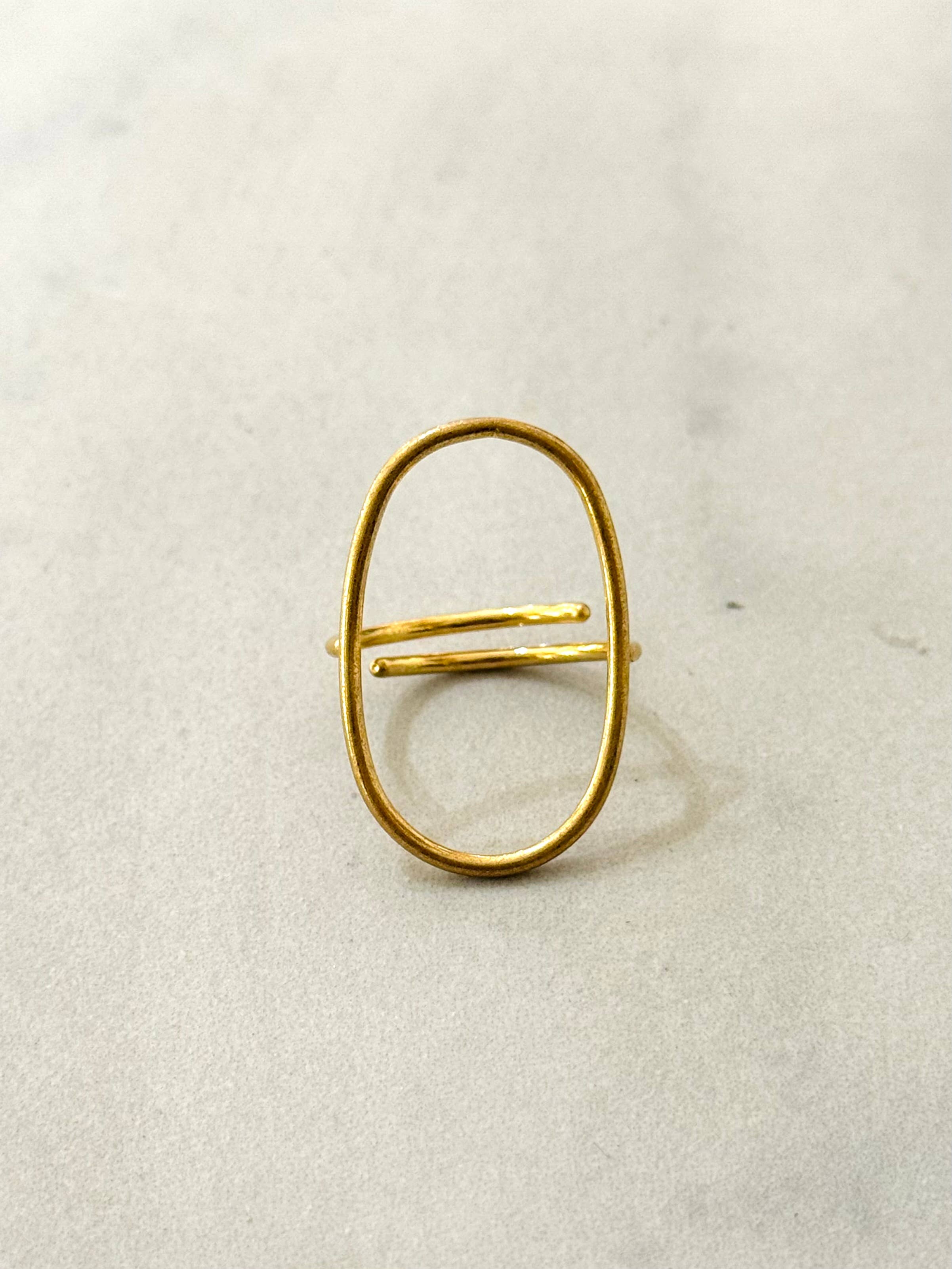 Cassette Barcelona – Anel de cocktail/declaração por atacado – Anel Geométrico Ajustável Leon em Dourado Rústico1