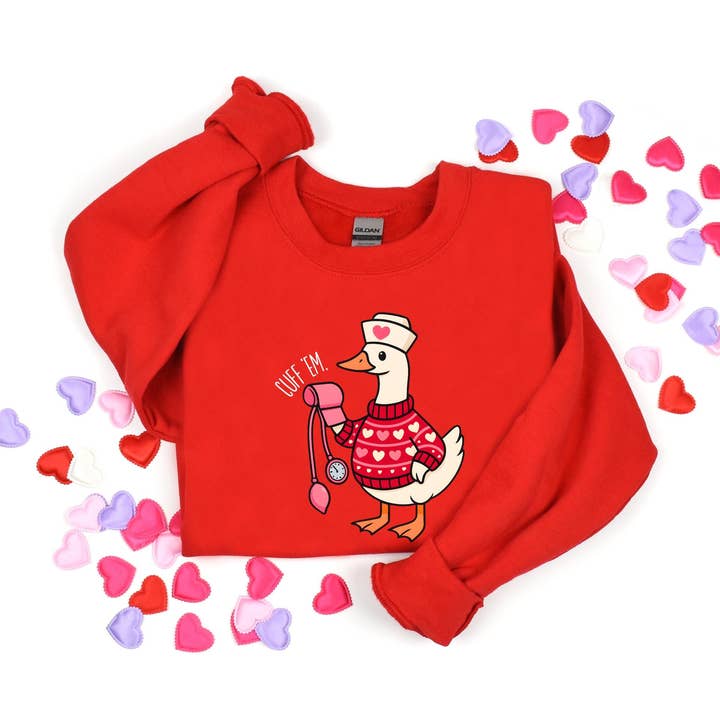 Felpa Divertente con Oca Infermiera, Maglietta con Gioco di Parole "Cuff 'Em" per la vendita all'ingrosso da parte di DLT Ecommerce