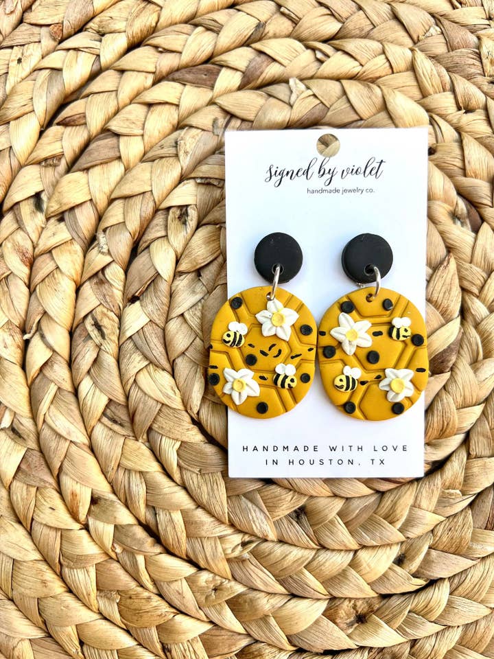Orecchini ovali ape miele per la vendita all'ingrosso da parte di Signed by Violet